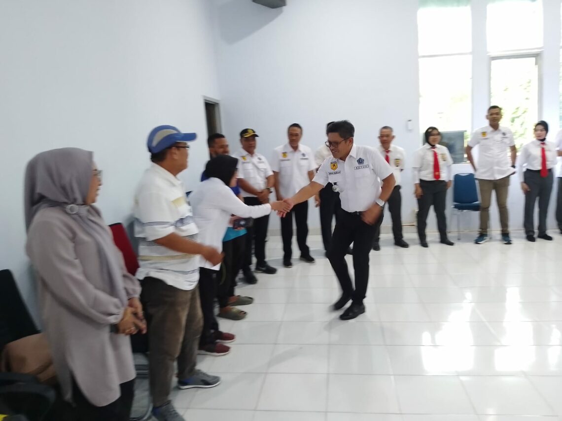 Ketua FORKI Kendari, Ridwan Badallah bersama seluruh pengurus