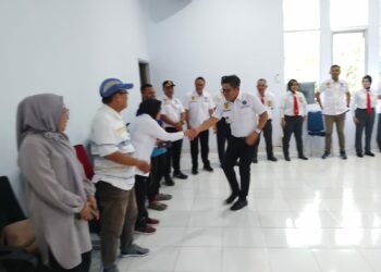 Ketua FORKI Kendari, Ridwan Badallah bersama seluruh pengurus