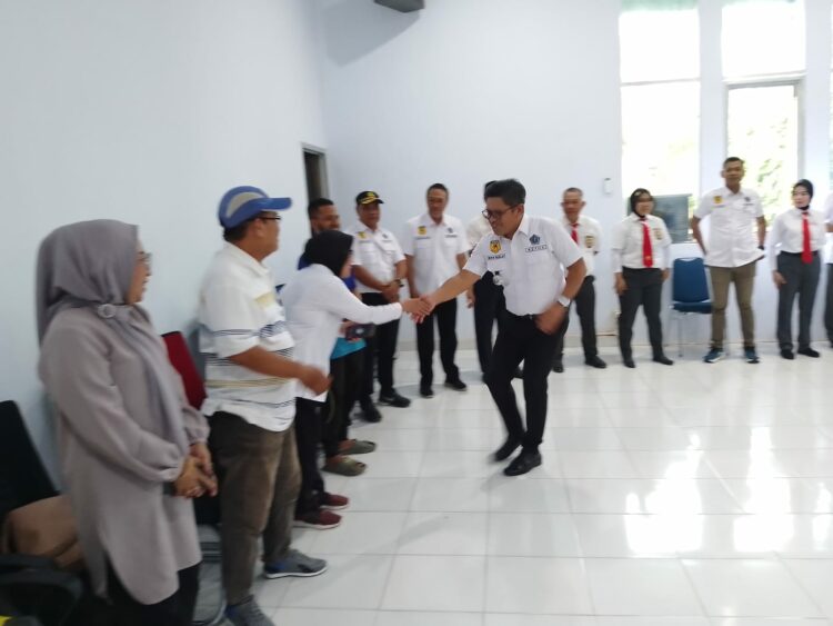 Ketua FORKI Kendari, Ridwan Badallah bersama seluruh pengurus