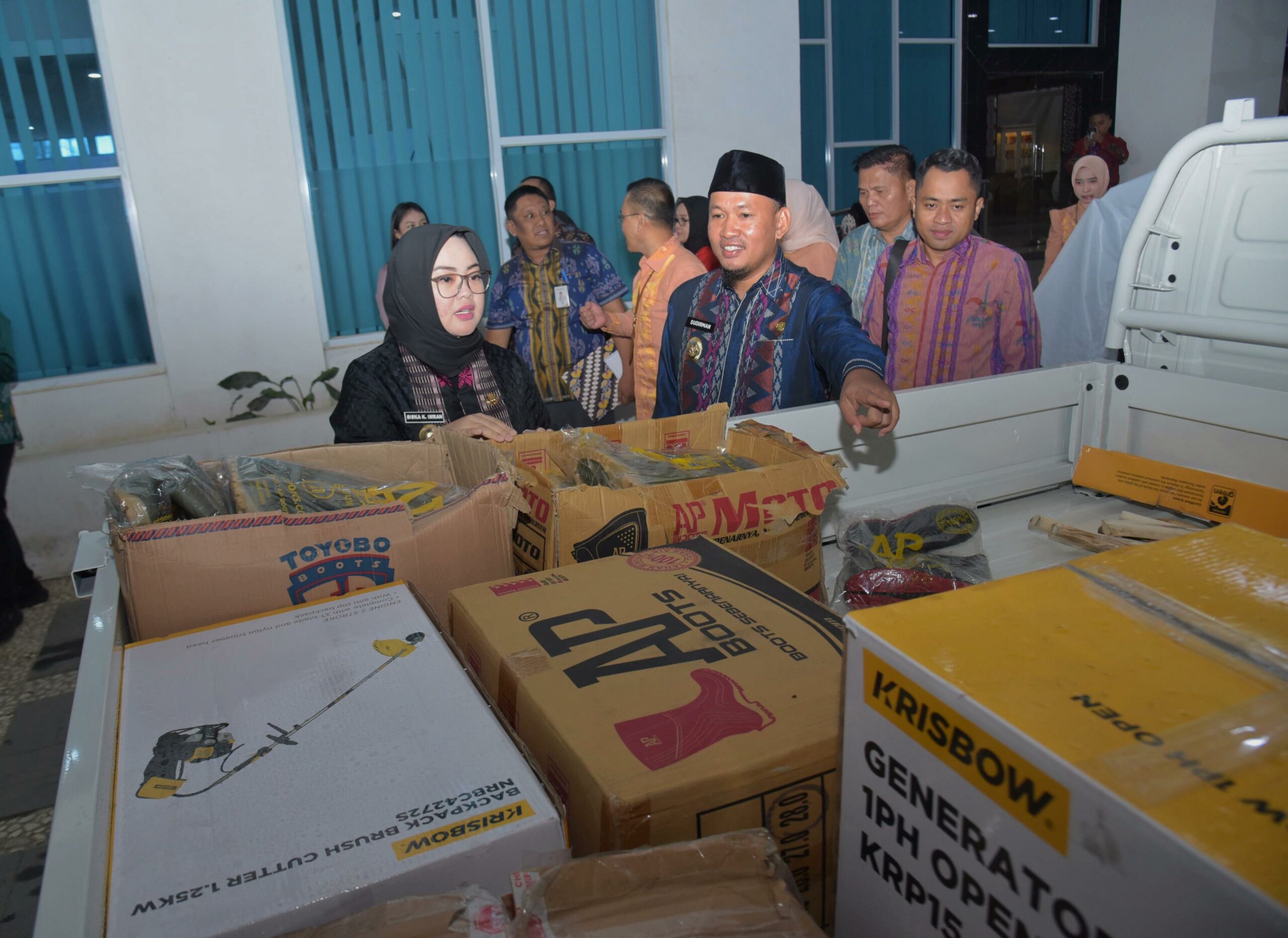 Bank Sultra Serahkan CSR Berupa Alat Kebersihan, Dukung Program Pemkot Kendari 12 Bank Sultra Serahkan CSR Berupa Alat Kebersihan, Dukung Program Pemkot Kendari