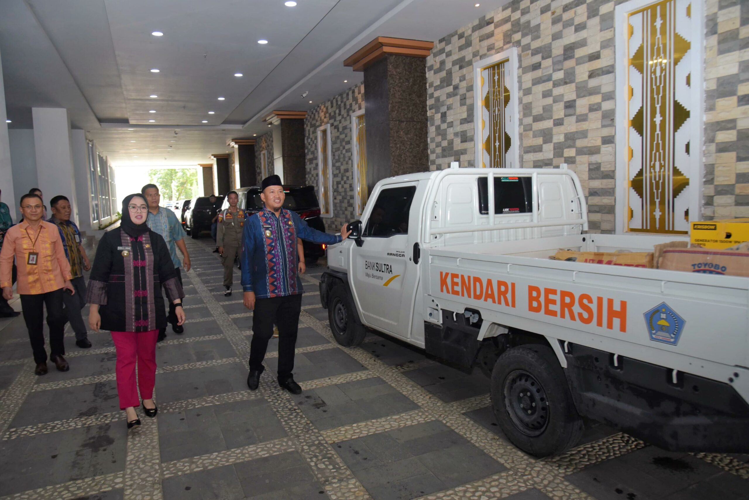 Bank Sultra Serahkan CSR Berupa Alat Kebersihan, Dukung Program Pemkot Kendari 13 Bank Sultra Serahkan CSR Berupa Alat Kebersihan, Dukung Program Pemkot Kendari