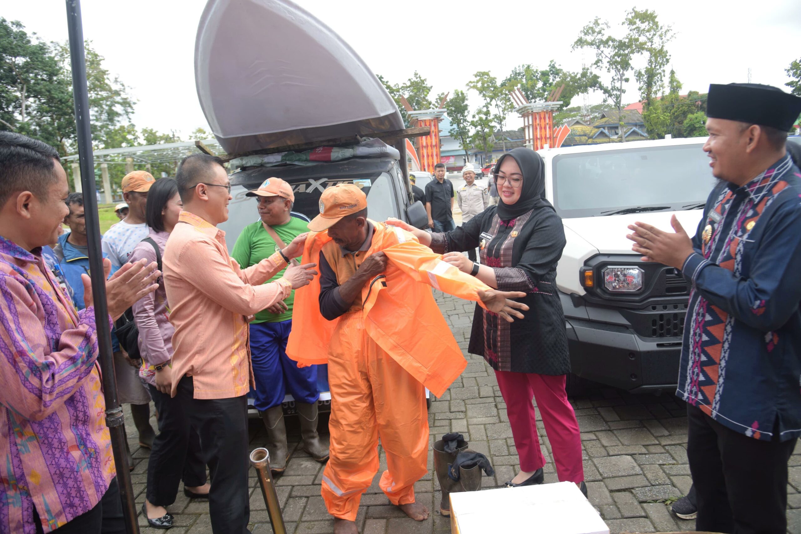 Bank Sultra Serahkan CSR Berupa Alat Kebersihan, Dukung Program Pemkot Kendari 11 Bank Sultra Serahkan CSR Berupa Alat Kebersihan, Dukung Program Pemkot Kendari