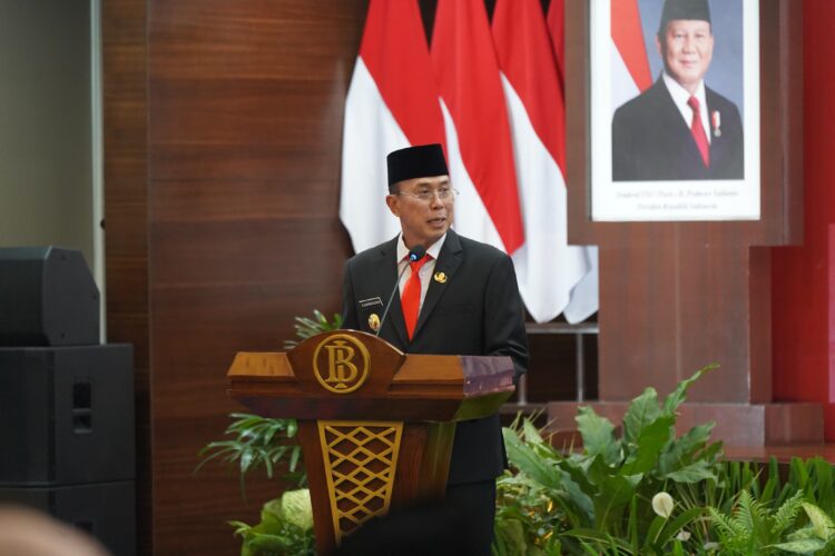 Gubernur Sultra, Mayjen TNI (Purn) Andi Sumangerukka memberikan sambutan diacara pengukuhan KPw BI Sultra