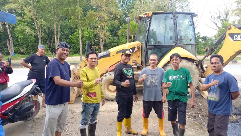 Camat Kendari Barat Sinergi Bersama Warga Bersihkan Sedimen di Kelurahan Watu-Watu 14 Camat Kendari Barat Sinergi Bersama Warga Bersihkan Sedimen di Kelurahan Watu-Watu