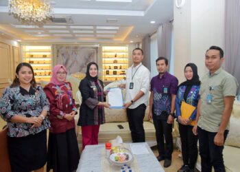 Wali Kota Kendari, Siska Karina Imran menerima hibah BMN