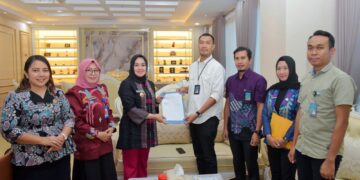 Wali Kota Kendari, Siska Karina Imran menerima hibah BMN