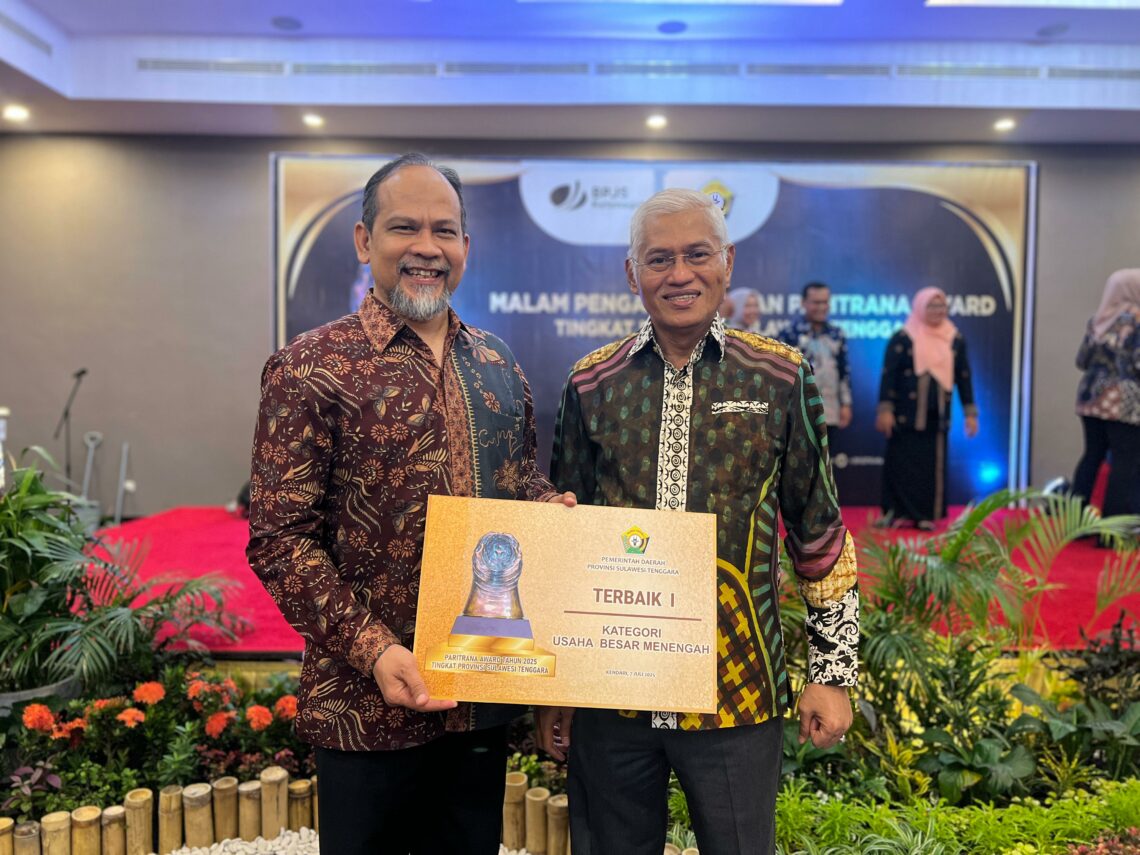 Head of HRD Kantor Pusat Jakarta PT VDNIP, Arys Nirwana bersama Sekda Sultra, Asrun Lio usai menerima penghargaan
