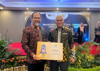 Head of HRD Kantor Pusat Jakarta PT VDNIP, Arys Nirwana bersama Sekda Sultra, Asrun Lio usai menerima penghargaan