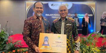 Head of HRD Kantor Pusat Jakarta PT VDNIP, Arys Nirwana bersama Sekda Sultra, Asrun Lio usai menerima penghargaan