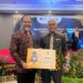 Head of HRD Kantor Pusat Jakarta PT VDNIP, Arys Nirwana bersama Sekda Sultra, Asrun Lio usai menerima penghargaan