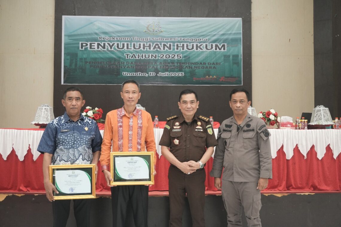 Kasi Penkum Kejati Sultra, Abdul Rahman SH MH, bersama Kasi B Kejati, Ramadhan SH MH menyerahkan piagam partisipasi sebagai narasumber kepada salah satu Kades di Konawe