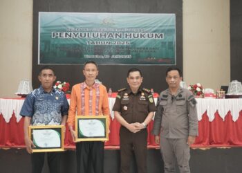 Kasi Penkum Kejati Sultra, Abdul Rahman SH MH, bersama Kasi B Kejati, Ramadhan SH MH menyerahkan piagam partisipasi sebagai narasumber kepada salah satu Kades di Konawe