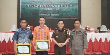 Kasi Penkum Kejati Sultra, Abdul Rahman SH MH, bersama Kasi B Kejati, Ramadhan SH MH menyerahkan piagam partisipasi sebagai narasumber kepada salah satu Kades di Konawe