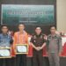 Kasi Penkum Kejati Sultra, Abdul Rahman SH MH, bersama Kasi B Kejati, Ramadhan SH MH menyerahkan piagam partisipasi sebagai narasumber kepada salah satu Kades di Konawe