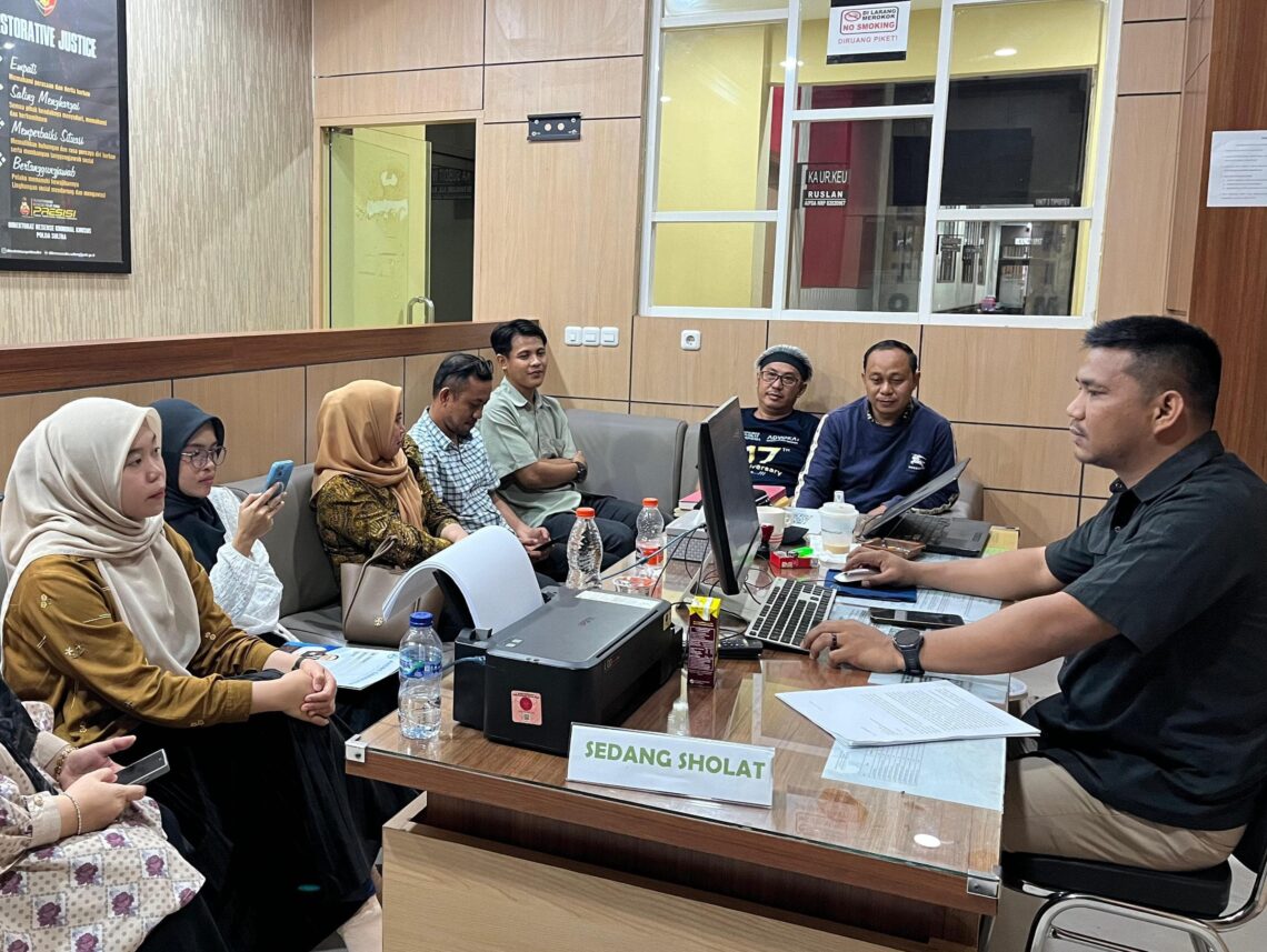 Ketua BEM FKIP dan KPPA Sultra saat dilaporkan di Polda Sultra