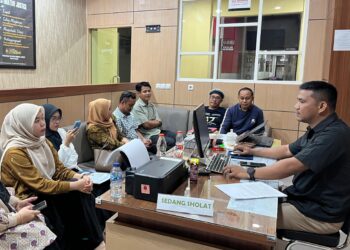 Ketua BEM FKIP dan KPPA Sultra saat dilaporkan di Polda Sultra