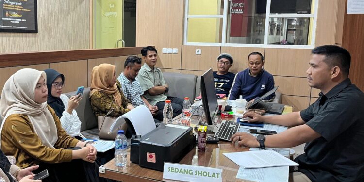 Ketua BEM FKIP dan KPPA Sultra saat dilaporkan di Polda Sultra
