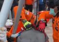 Korban saat dievakuasi akibat terjebak di Manhole Kapal