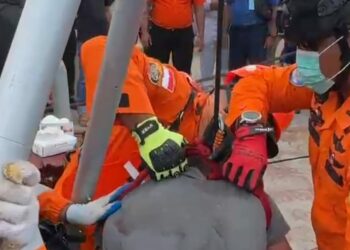 Korban saat dievakuasi akibat terjebak di Manhole Kapal