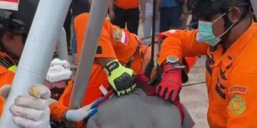 Korban saat dievakuasi akibat terjebak di Manhole Kapal