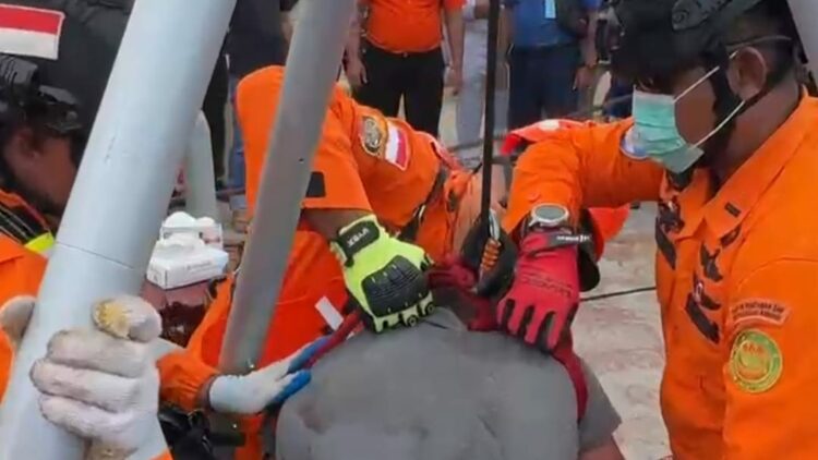 Korban saat dievakuasi akibat terjebak di Manhole Kapal