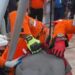 Korban saat dievakuasi akibat terjebak di Manhole Kapal