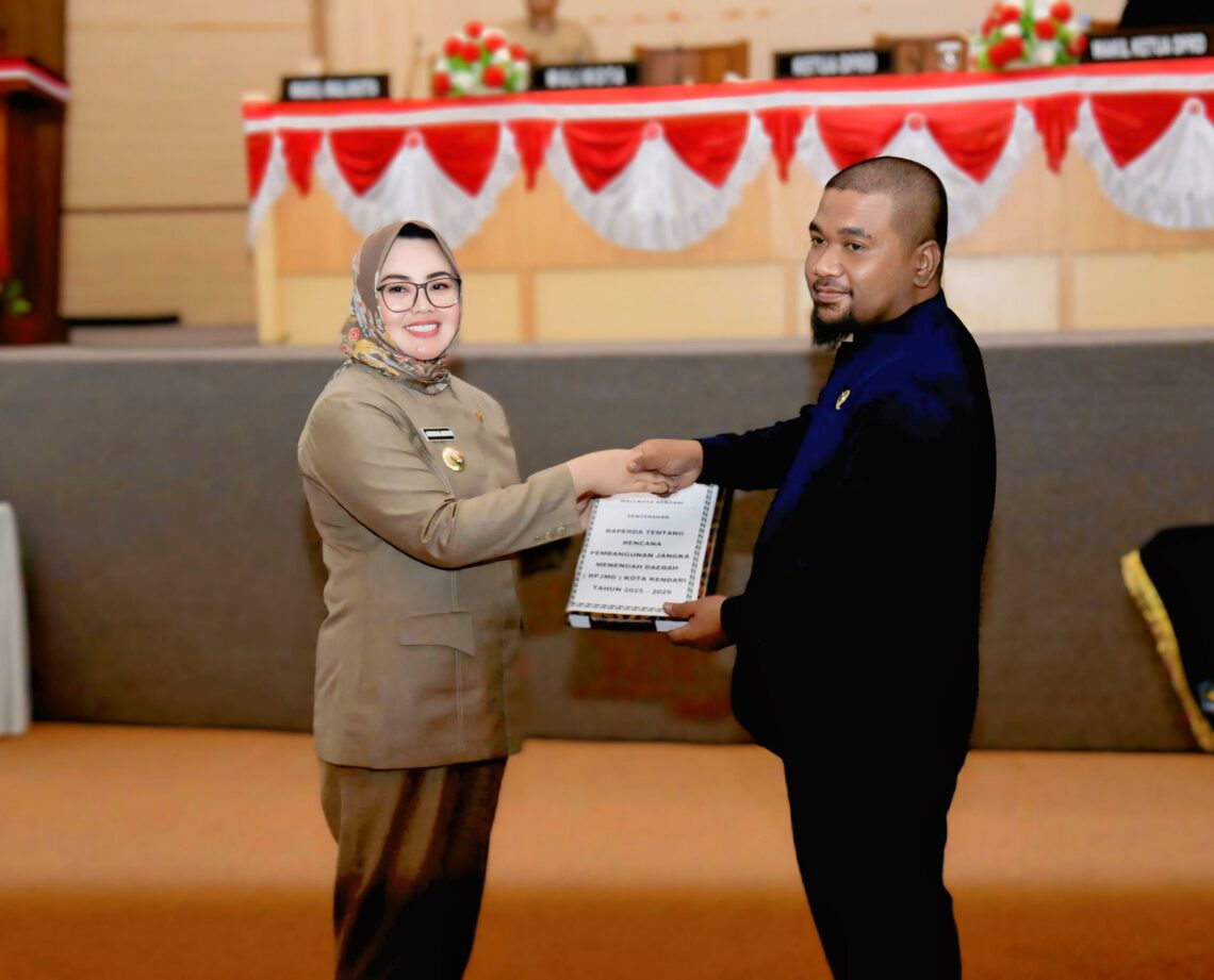 Wali Kota Kendari, Siska Karina Imran saat menyerahkan Raperda RPJMD kepada DPRD
