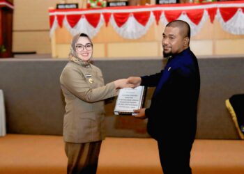 Wali Kota Kendari, Siska Karina Imran saat menyerahkan Raperda RPJMD kepada DPRD