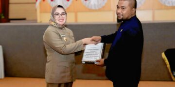 Wali Kota Kendari, Siska Karina Imran saat menyerahkan Raperda RPJMD kepada DPRD
