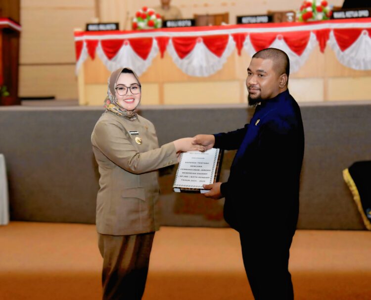 Wali Kota Kendari, Siska Karina Imran saat menyerahkan Raperda RPJMD kepada DPRD