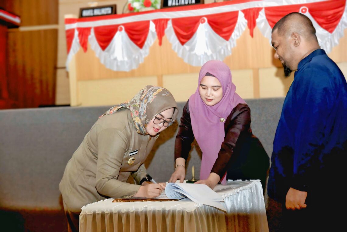 Penandatanganan kesepakatan bersama antara DPRD dan Pemerintah Kota Kendari