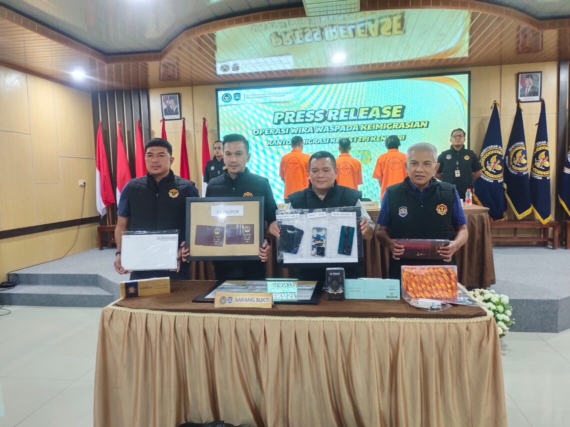 Kepala Kanwil Dirjen Imigrasi Sultra, Ganda Samosir, Kepala Kantor Imigrasi Kelas I TPI Kendari, Muhammad Novrian Jaya menunjukan barang bukti dari dan ketiga WNA yang diamankan
