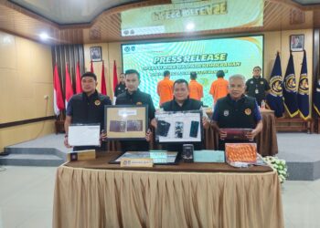 Kepala Kanwil Dirjen Imigrasi Sultra, Ganda Samosir, Kepala Kantor Imigrasi Kelas I TPI Kendari, Muhammad Novrian Jaya menunjukan barang bukti dari dan ketiga WNA yang diamankan