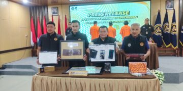 Kepala Kanwil Dirjen Imigrasi Sultra, Ganda Samosir, Kepala Kantor Imigrasi Kelas I TPI Kendari, Muhammad Novrian Jaya menunjukan barang bukti dari dan ketiga WNA yang diamankan