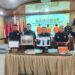Kepala Kanwil Dirjen Imigrasi Sultra, Ganda Samosir, Kepala Kantor Imigrasi Kelas I TPI Kendari, Muhammad Novrian Jaya menunjukan barang bukti dari dan ketiga WNA yang diamankan