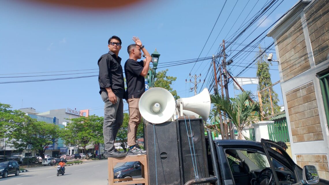 Ketua AKAR Sultra, Eko saat aksi di Kantor Kejati Sultra