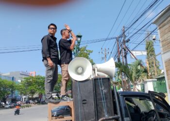 Ketua AKAR Sultra, Eko saat aksi di Kantor Kejati Sultra