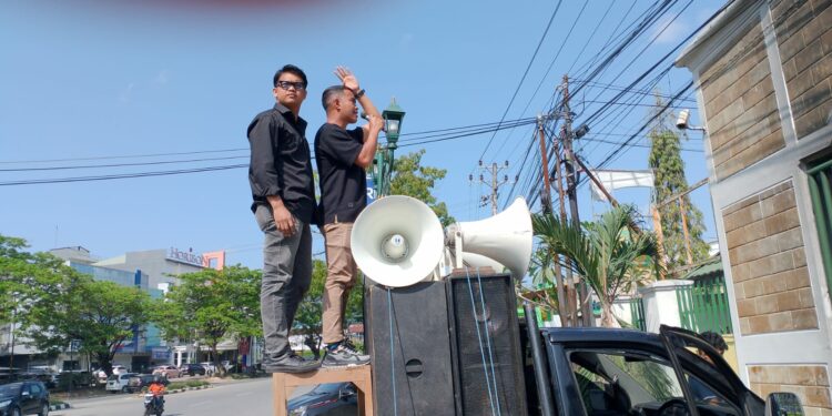 Ketua AKAR Sultra, Eko saat aksi di Kantor Kejati Sultra