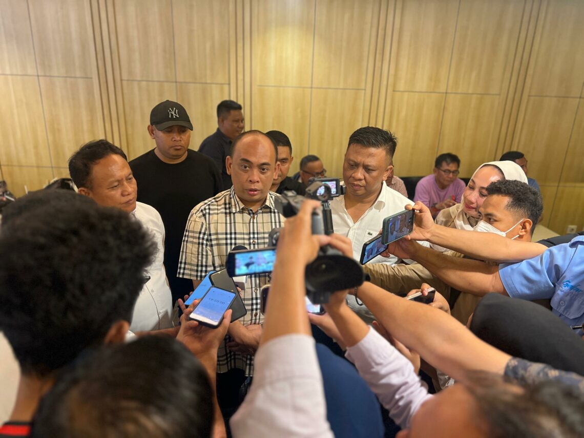 Andi Ady Aksar bersama Ketua Tim Pemenangan, Sofyan saat mengembalikan berkas pendaftaran