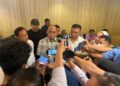 Andi Ady Aksar bersama Ketua Tim Pemenangan, Sofyan saat mengembalikan berkas pendaftaran
