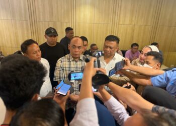 Andi Ady Aksar bersama Ketua Tim Pemenangan, Sofyan saat mengembalikan berkas pendaftaran
