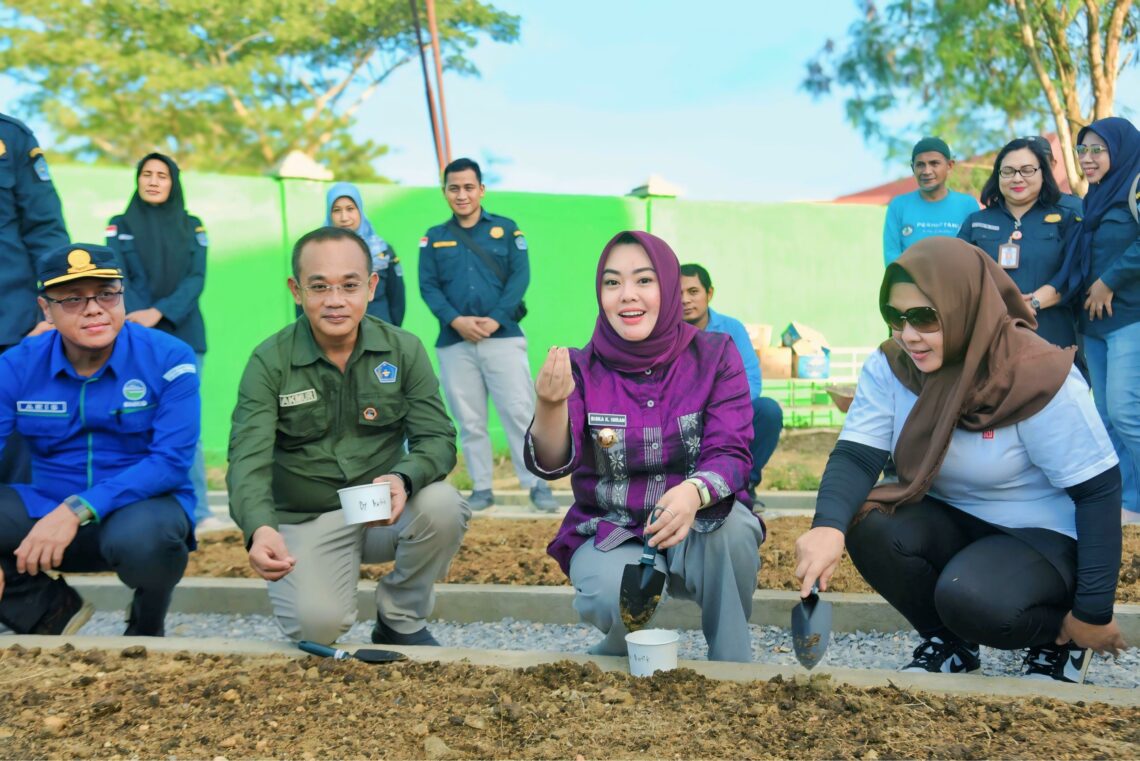 Wali Kota Kendari, Siska Karina Imran saat melakukan penanaman dengan memanfaatkan lahan pekarangan
