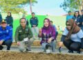 Wali Kota Kendari, Siska Karina Imran saat melakukan penanaman dengan memanfaatkan lahan pekarangan
