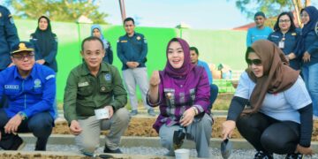 Wali Kota Kendari, Siska Karina Imran saat melakukan penanaman dengan memanfaatkan lahan pekarangan