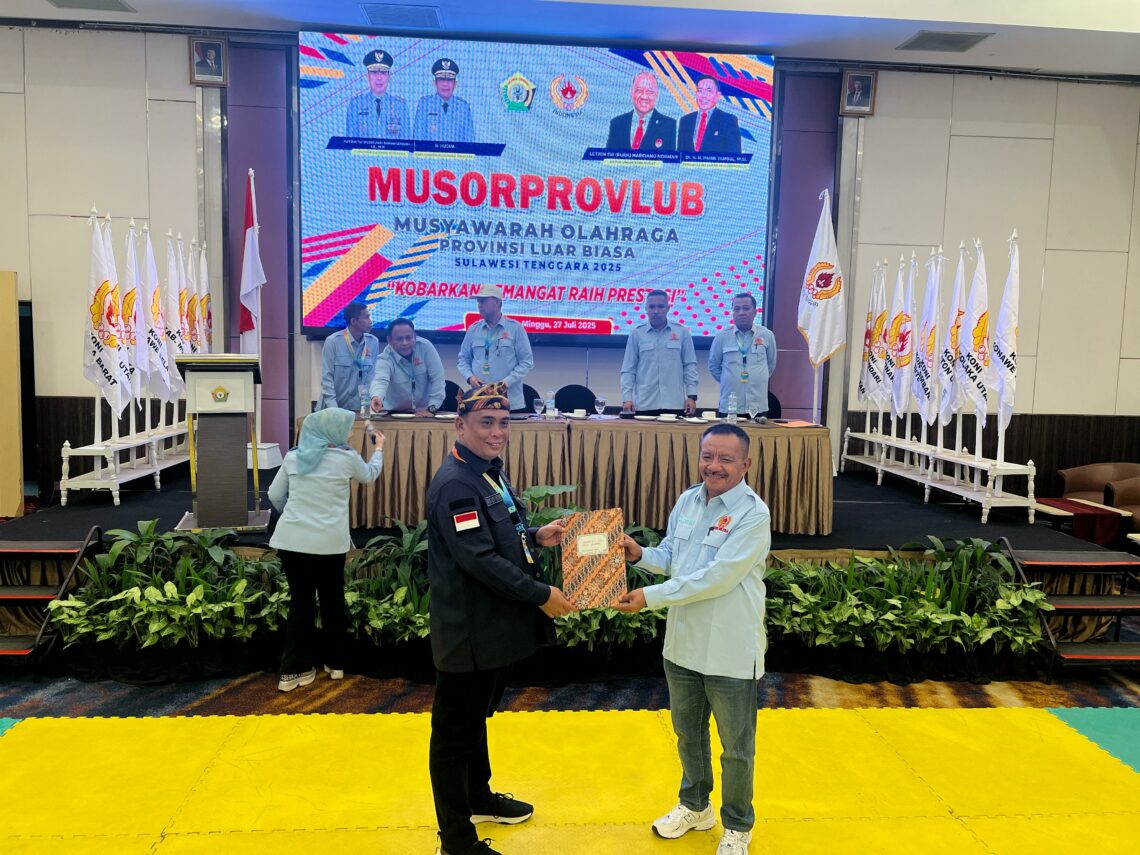 Ketum KONI Sultra, Andi Ady Aksar menyerahkan berkas hasil sidang
