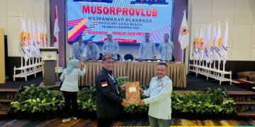Ketum KONI Sultra, Andi Ady Aksar menyerahkan berkas hasil sidang