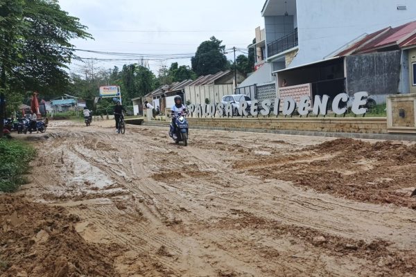PUPR Kendari Gandeng Developer Lakukan Pembersihan Sedimen Disekitar Perumahan 12 PUPR Kendari Gandeng Developer Lakukan Pembersihan Sedimen Disekitar Perumahan