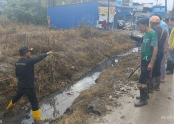 Camat Kendari Barat mengarahkan alat berat mengeruk sedimen di sekitar drainase