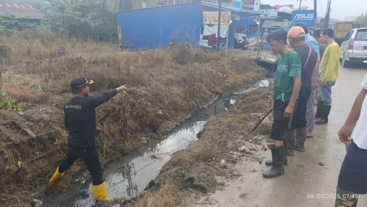 Camat Kendari Barat mengarahkan alat berat mengeruk sedimen di sekitar drainase
