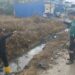 Camat Kendari Barat mengarahkan alat berat mengeruk sedimen di sekitar drainase